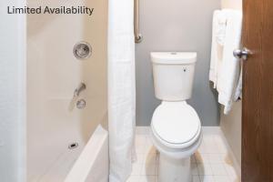 a bathroom with a toilet and a bath tub at The View Inn & Suites Bethlehem / Allentown / Lehigh Airport in Bethlehem +18 photos
