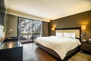 Postel nebo postele na pokoji v ubytování Hotel Lucerna Tijuana + 37 fotografií