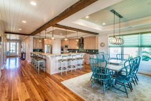 Køkken eller tekøkken på Creekfront Home with Pool, Dock and Stunning Views