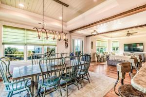 Et tv og/eller underholdning på Creekfront Home with Pool, Dock and Stunning Views