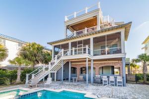 Swimmingpoolen hos eller tæt på Creekfront Home with Pool, Dock and Stunning Views