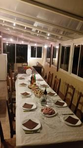 皮熱泰涅爾的住宿－Les 2 Alpes，一张长桌,上面放着食物板