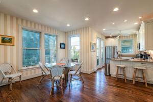 kuchnia ze stołem i krzesłami w pokoju w obiekcie Luxurious Beachfront Escape with Spectacular Views w mieście Pawleys Island