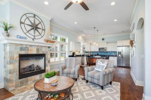 sala de estar con chimenea y cocina en Experience coastal bliss at, en South Haven