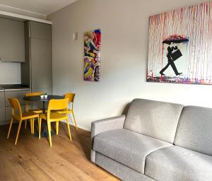 una sala de estar con un sofá y una mesa en Duomo Center Pop Living, en Milán