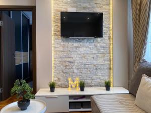 TV a/nebo společenská místnost v ubytování LaKop Apartman
