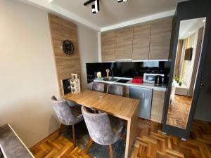 Kuchyň nebo kuchyňský kout v ubytování LaKop Apartman