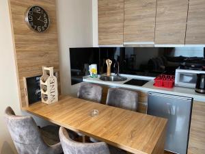 Kuchyň nebo kuchyňský kout v ubytování LaKop Apartman
