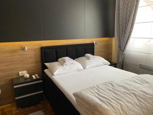 Postel nebo postele na pokoji v ubytování LaKop Apartman