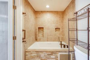 Koupelna v ubytování Convenience By the River Bullhead City Townhome! + 16 fotografií