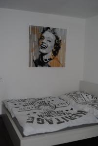 Ein Bild einer Frau hängt an einer Wand in der Unterkunft Appartement Matthias in Vörstetten