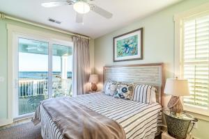 Un dormitorio con una cama con vista al mar. en Paradise Point: Luxury Beachfront Home with Views, en Pawleys Island