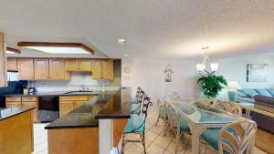 Η κουζίνα ή μικρή κουζίνα στο Coastal Hideaway 2 Bedroom Condo with Ocean Views