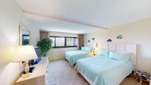 Ένα ή περισσότερα κρεβάτια σε δωμάτιο στο Coastal Hideaway 2 Bedroom Condo with Ocean Views