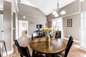 Gallery image of Spacious 1-bedroom condo in the heart of Grand Haven in Grand Haven +17 photos