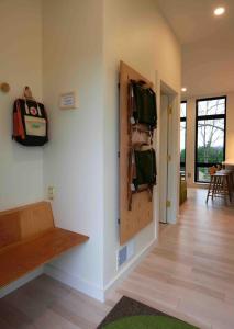 un corridoio con una stanza con panchina e parete di Tradstuga modern lakefront tree cottage with sauna a North Hero Altre 24 foto
