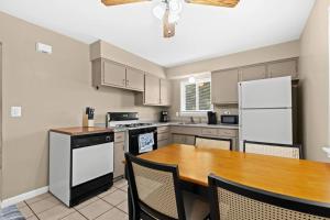 Η κουζίνα ή μικρή κουζίνα στο Big Fenced Backyard Sleeps 8