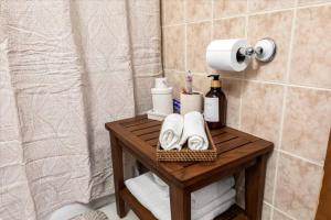 a bathroom with a wooden table with towels and a toilet at Near Greenfield Village-Downtown Dearborn-Oakwood in Dearborn +25 photos