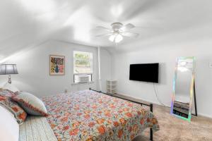 a bedroom with a bed and a flat screen tv at Cozy Home Fenced Yard Pets Welcome Great Location in Lincoln Park