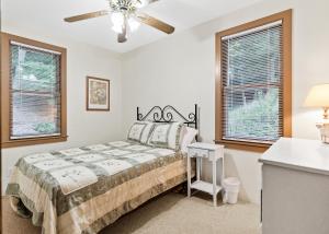 Photo de la galerie de l'établissement The Bott Cott: Cozy 3-Bedroom Retreat in Grand Haven, à Grand Haven