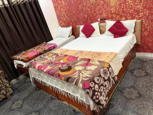 Postel nebo postele na pokoji v ubytování Hotel Satkar Jaisalmer + 13 fotografií