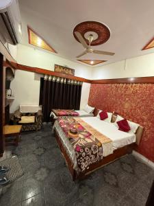 Postel nebo postele na pokoji v ubytování Hotel Satkar Jaisalmer