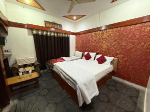 Postel nebo postele na pokoji v ubytování Hotel Satkar Jaisalmer
