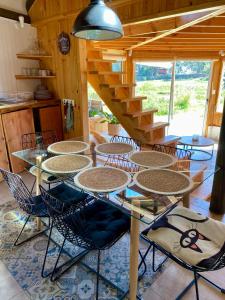 a table and chairs in a room with a staircase at Espectacular Cabaña con acceso a la playa in Puchuncaví +15 photos