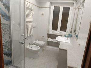 A bathroom at City Break Nomentana