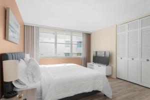 Postel nebo postele na pokoji v ubytování Bay Harbor Sunset Apt 5B