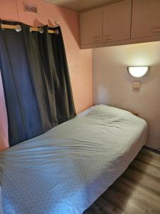 ferme de castel pouzouilh客房内的一张或多张床位