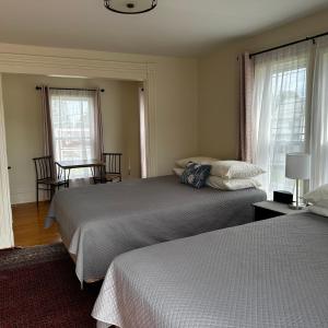 Ένα ή περισσότερα κρεβάτια σε δωμάτιο στο The Whitetail Inn and Suites- Lincoln +112 φωτογραφίες