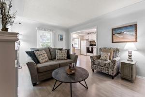 Posezení v ubytování Peaceful Pastel - Cheerful Cottage Close to Pere Marquette and Muskegon Lake - Pet Friendly