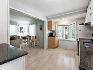 Kuchyň nebo kuchyňský kout v ubytování Peaceful Pastel - Cheerful Cottage Close to Pere Marquette and Muskegon Lake - Pet Friendly + 13 fotografií