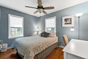 Postel nebo postele na pokoji v ubytování Peaceful Pastel - Cheerful Cottage Close to Pere Marquette and Muskegon Lake - Pet Friendly