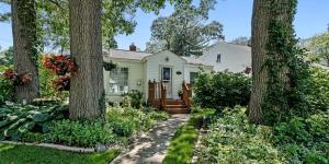 Zahrada ubytování Peaceful Pastel - Cheerful Cottage Close to Pere Marquette and Muskegon Lake - Pet Friendly