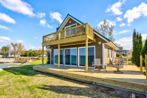una casa con terrazza affacciata sull'oceano di Sandpiper Cottage Beautiful Private Lake Michigan Frontage a Mears
