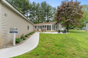 Κήπος έξω από το Lakeview Cottage - stunning views of Silver Lake.