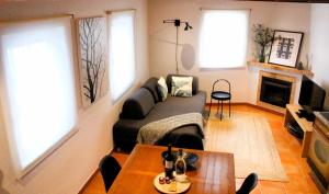 un salon avec un canapé et une table dans l'établissement Casa do Farol - Charming Townhouse, à Lagos