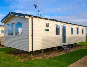 a tiny house on display in a yard at MP303 Parkdean Camber Sands in Camber