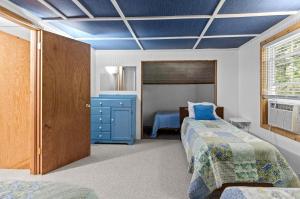 a bedroom with two beds and a blue ceiling at Experience the charm of Silver Lake at Parrothead Retreat in Mears