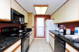 Kuchyň nebo kuchyňský kout v ubytování Beachside Serenity Inviting 2BR Resort Amenities