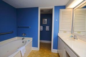 Koupelna v ubytování Beachside Serenity Inviting 2BR Resort Amenities + 8 fotografií