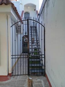 una puerta de hierro con una escalera delante de un edificio en Sarratea 1427, en Santiago del Estero