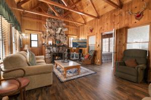 un salon avec un canapé et une cheminée dans l'établissement Chalet Des Ours -Comfortable and spacious home with WIFI! Close to everything!, à Big Bear Lake