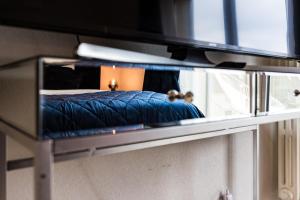 ein Bett auf einem Regal in einem Zimmer in der Unterkunft Swiss Flat Rental in Lausanne