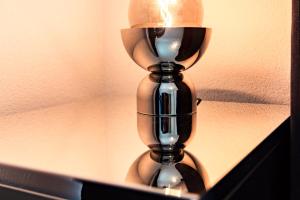 eine Lampe auf einem Tisch in der Unterkunft Swiss Flat Rental in Lausanne + 38 Fotos