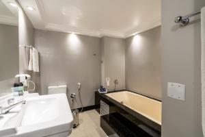 Um banheiro em Plaza São Rafael Hotel