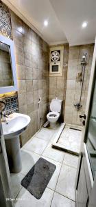 ein Badezimmer mit Toilette und Waschbecken in der Unterkunft Gardenia City 652-1 in Kairo