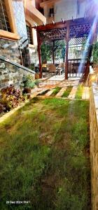 ein Gebäude mit einem Hof mit einer Terrasse und einem Rasenplatz in der Unterkunft Gardenia City 652-1 in Kairo